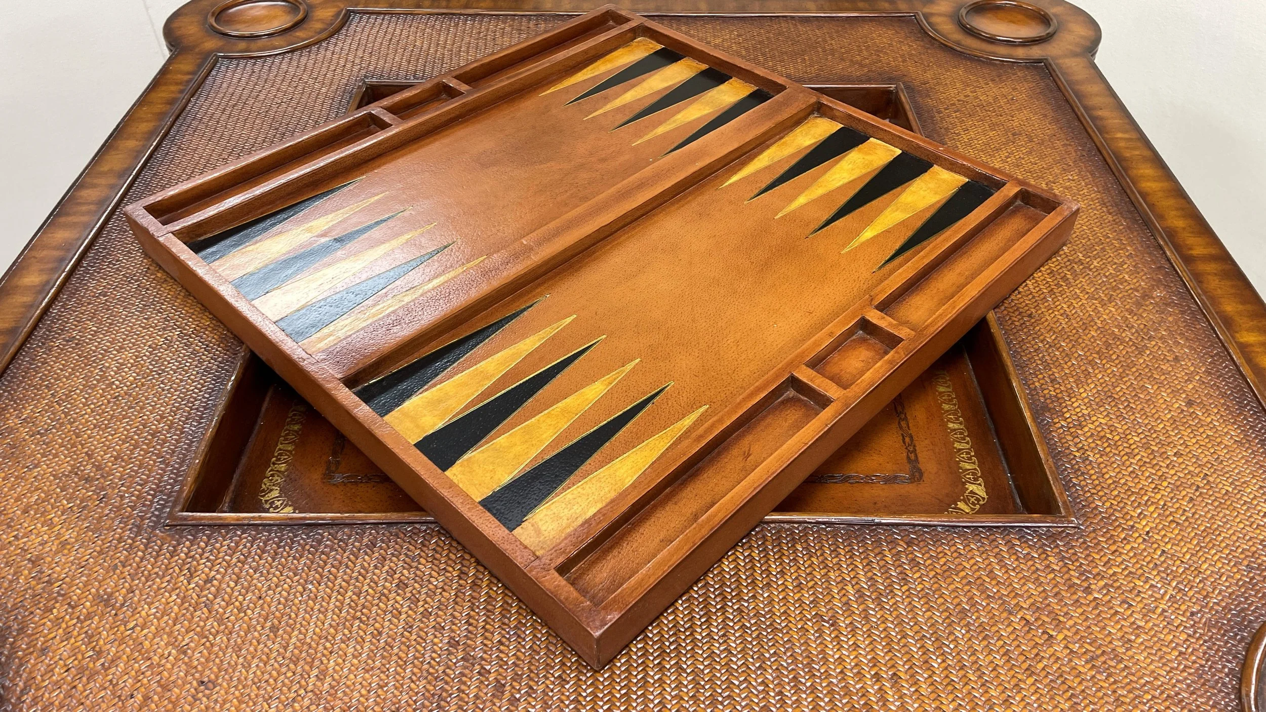 BK245　Maitland Smith 社製　エクセターゲームテーブル　カード Encore Furniture Gallery-Maitland Smith Carved Wood, Rattan, and